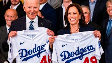 El presidente Joe Biden y la vicepresidenta Kamala Harris recibieron jerseys de los Dodgers.