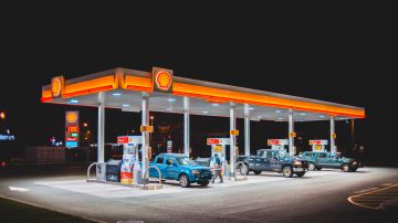 Foto de una estación de gasolina durante la noche
