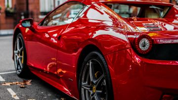 Foto de un auto Ferrari estacionado en la calle