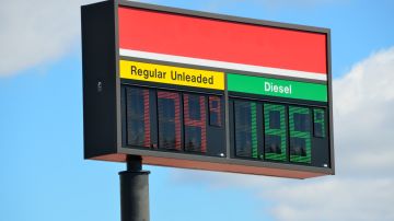 Foto de un marcador electrónico con los precios de la gasolina en una estación de servicio