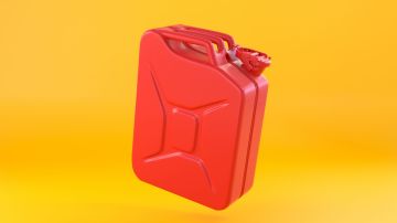 Foto de un recipiente rojo para almacenar gasolina sobre fondo amarillo