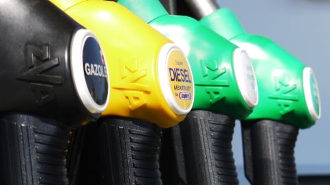 Foto de varios surtidores de gasolina en una estación de servicio