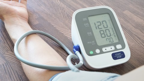 Cómo se vincula el beber de botellas de plástico con la hipertensión arterial