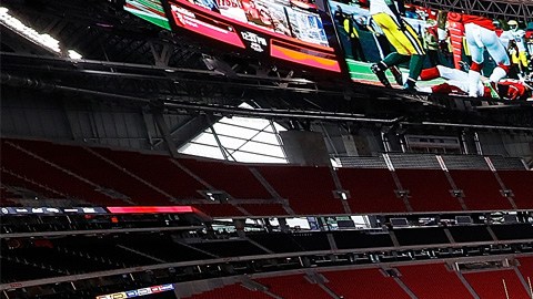 Así es la ‘humilde’ habitación donde duerme Kanye West tras mudarse a estadio de fútbol