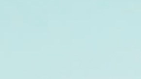 Protagonistas de 'La Hija del Embajador' besándose.