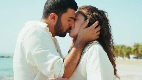 Protagonistas de 'La Hija del Embajador' besándose.