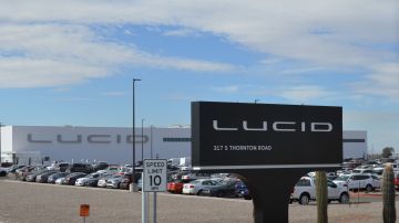 Foto de una fábrica de Lucid Motors