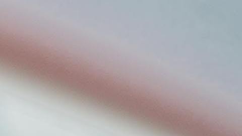 Foto de una persona operando la pantalla de un auto de Tesla