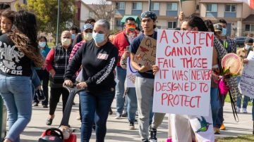 La comunidad sale a manifestarse contra la policíá de Salinas.