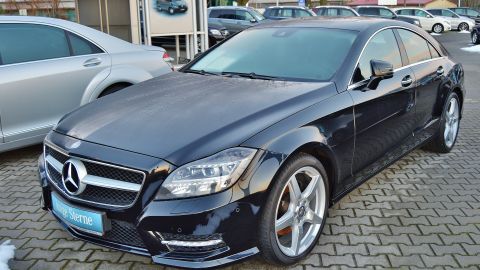 Foto de un auto Mercedes usado en un concesionario