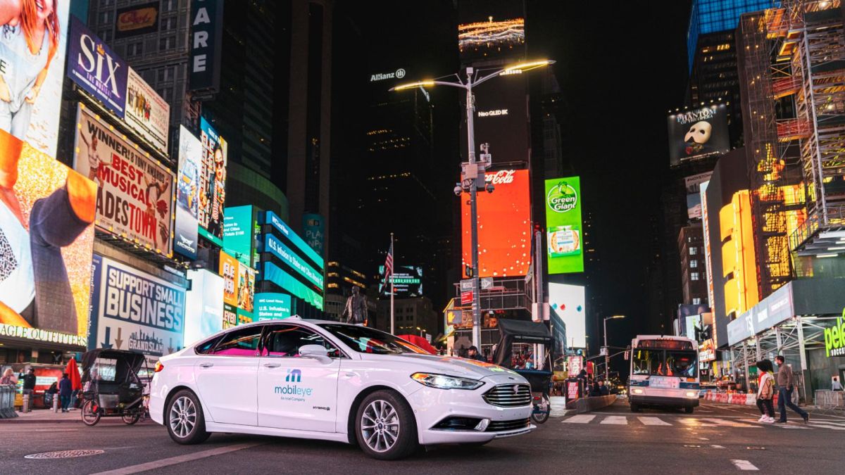 Foto de un vehículo autónomo de Mobileye durante la noche