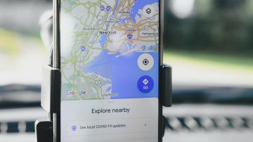 Foto de la pantalla de un teléfono inteligente con la aplicación Google Maps en uso