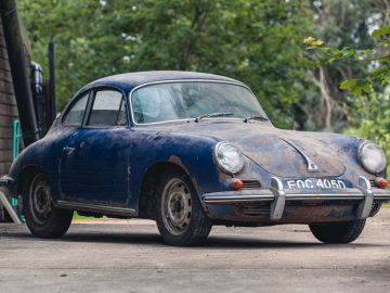 Foto frontal de un raro modelo de Porsche encontrado en un granero