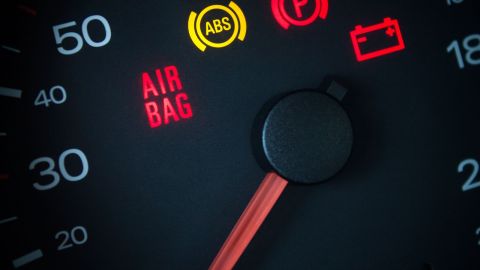 Foto del tablero de un auto con luces encendias