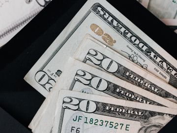 IRS ha distribuido más de $400 millones de dólares a través del cheque de estímulo desde marzo del 2020-pexels-karolina-grabowska-4386365.jpeg