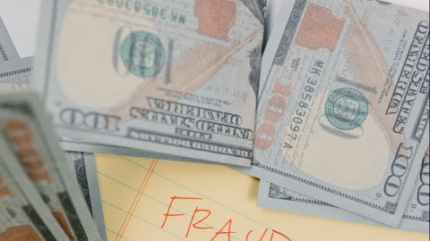 IRS lanza una alerta debido a que los estafadores intentan robar tu cheque de estímulo y los pagos del crédito tributario por hijos-pexels-tara-winstead-7111480.jpeg