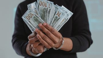 Un hombre en el sur de California robó $6,500 dólares en cheques de estímulo-pexels-tima-miroshnichenko-6266302.jpeg