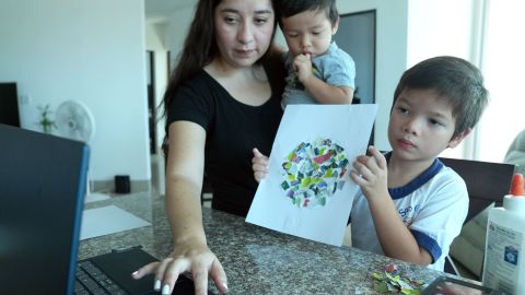 Diversos padres enfrentaron dificultades para que sus hijos se mantengan al día en las labores escolares durante la pandemia. / foto: getty.
