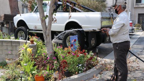 Se debe regar lo necesario y no dejar la manguera en el jardín con el grifo abierto por horas. / fotos: Jorge Luis Macías.