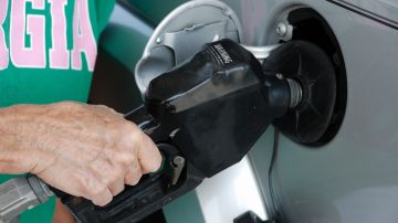 Foto de una persona poniendo gasolina por su cuenta