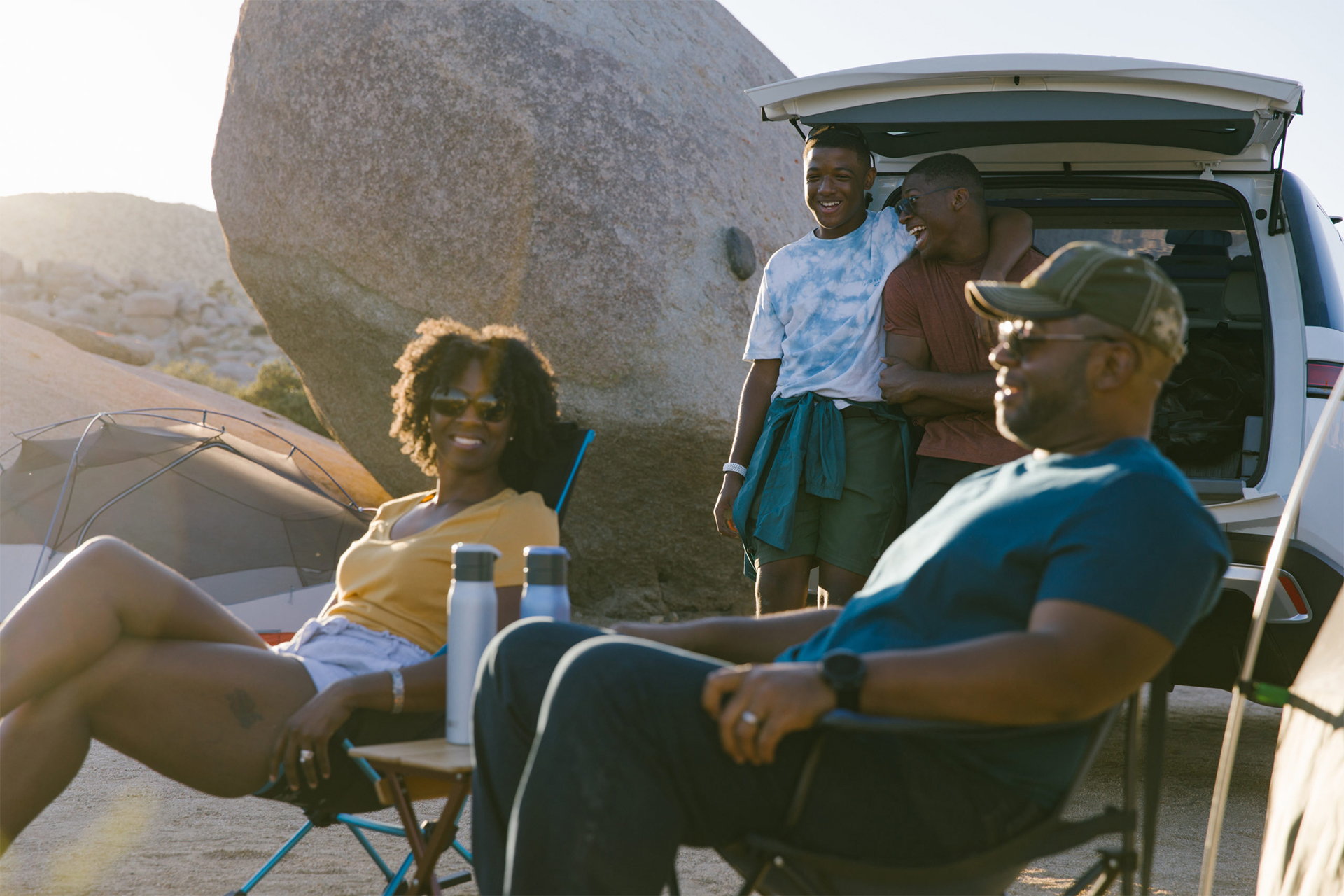 Foto de una familia disfrutando del SUV R1S de Rivian