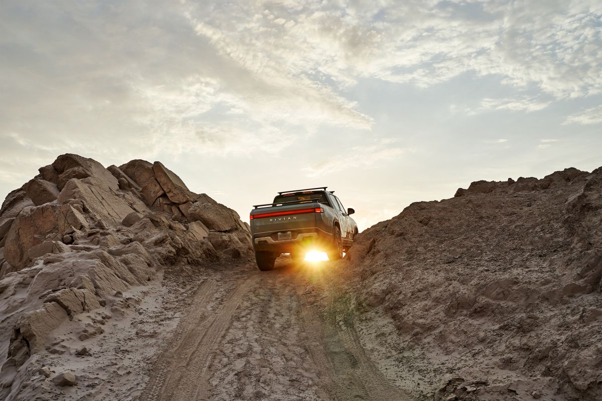 Foto de la parte trasera de la camioneta eléctrica R1T de Rivian