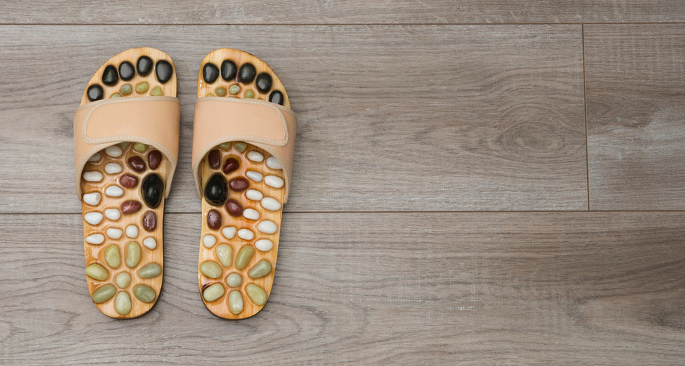 Sandalias de acupresión que mejoran la circulación y el dolor en espalda y  pies - La Opinión