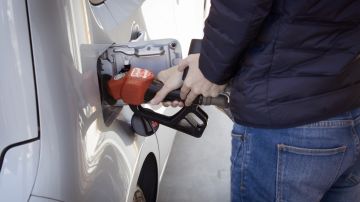 Foto de una persona llenando el tanque de gasolina de su auto por su cuenta