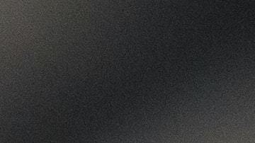 Foto de una pantalla de un teléfono que muestra la home page de Facebook