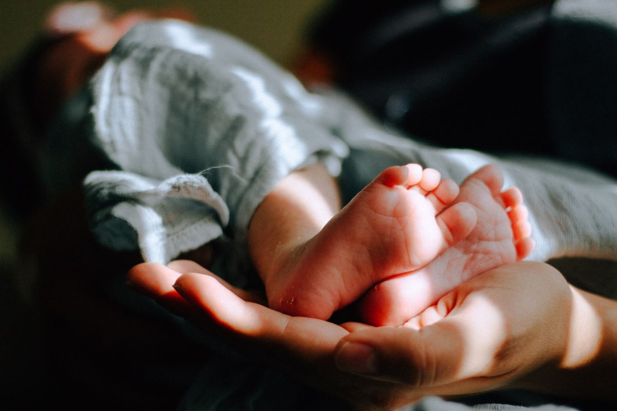 Soñar con un bebé recién nacido: qué significa para presente y futuro - La Opinión