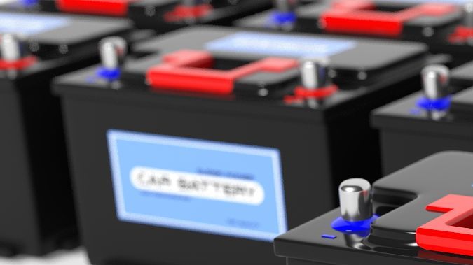 Foto de varias baterías de autos en fondo blanco