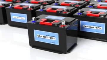 Foto de varias baterías de autos en fondo blanco