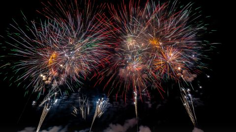 Soñar con fuegos artificiales