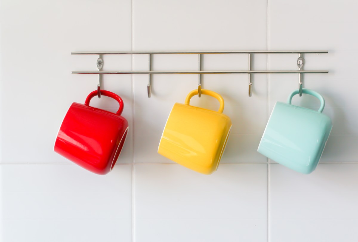 El increíble truco japonés que te dará más espacio en la cocina: tus vasos se verán distintos