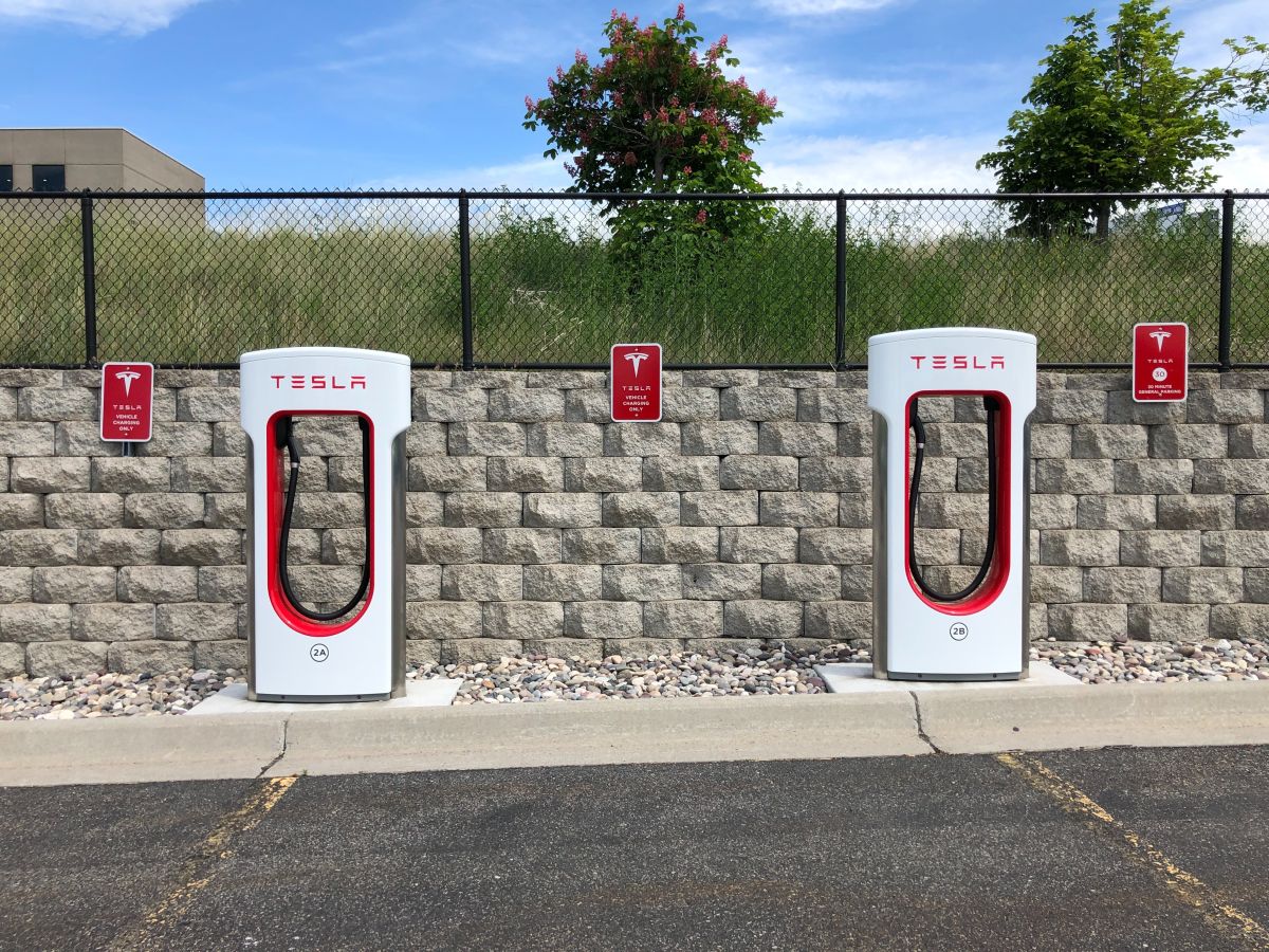 Foto de dos estaciones de carga de Tesla