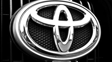 Foto del emblema de Toyota sobre la parrilla de un auto