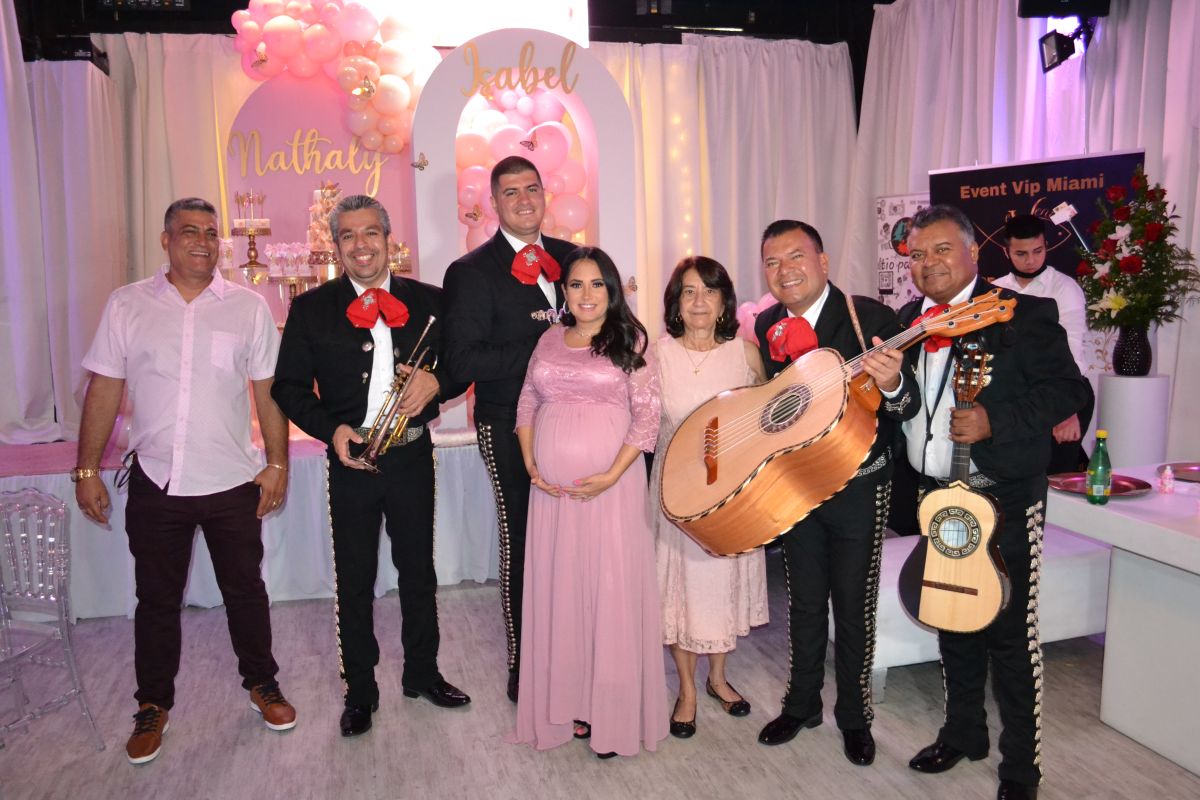 Yadira sorprendió a su mamá en el Baby Shower con un grupo de Mariachis que le cantaron algunas canciones por su 70 cumpleaños.