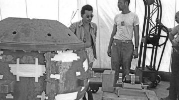 Louis Stolin (izquierda), era uno de los mayores expertos en manipular materiales radioactivos.