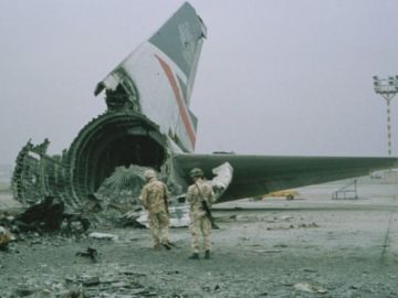 Después de que desembarcaron los pasajeros y la tripulación, el avión fue destruido en la pista.