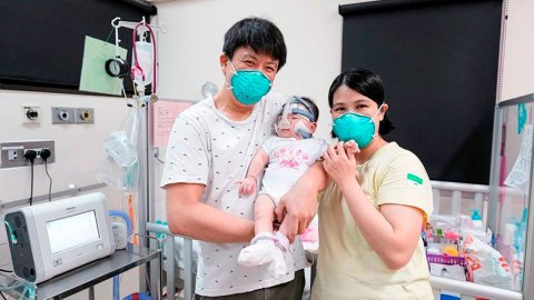 Kwek Yu Xuan junto a sus padres.