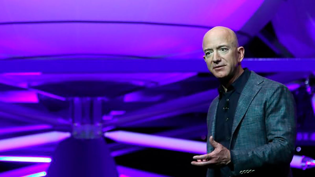 Jeff Bezos, fundador de Amazon y de la compañía espacial Blue Origin, es considerado uno de los hombres más ricos del planeta.