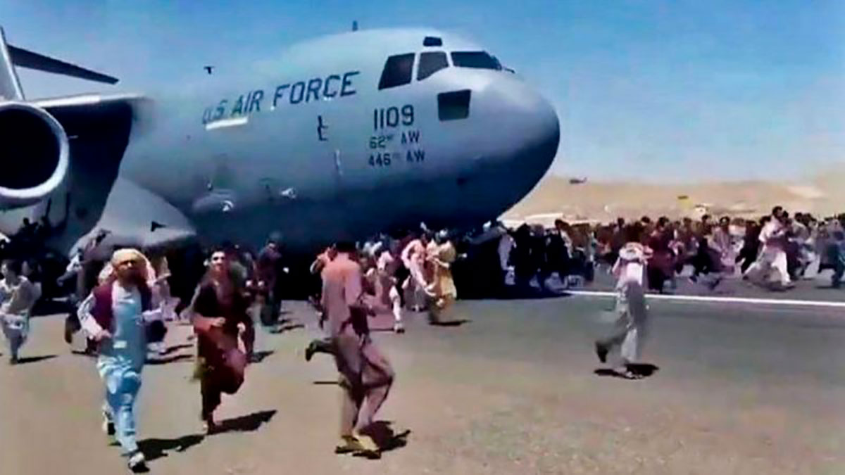 The desperate scenes at the Kabul airport in Afghanistan where thousands of people try to escape the Taliban