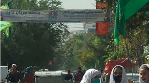 Mujeres caminan en Kabul