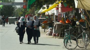 Mujeres caminan en Kabul