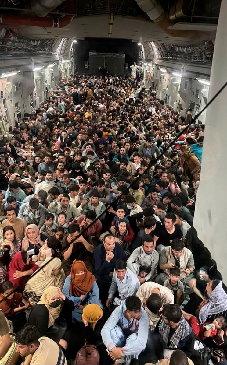 La impactante imagen que muestra a 640 personas huyendo de Kabul Afganistán en un avión militar estadounidense abarrotado