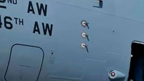 Mujer de Afganistán da a luz en avión militar