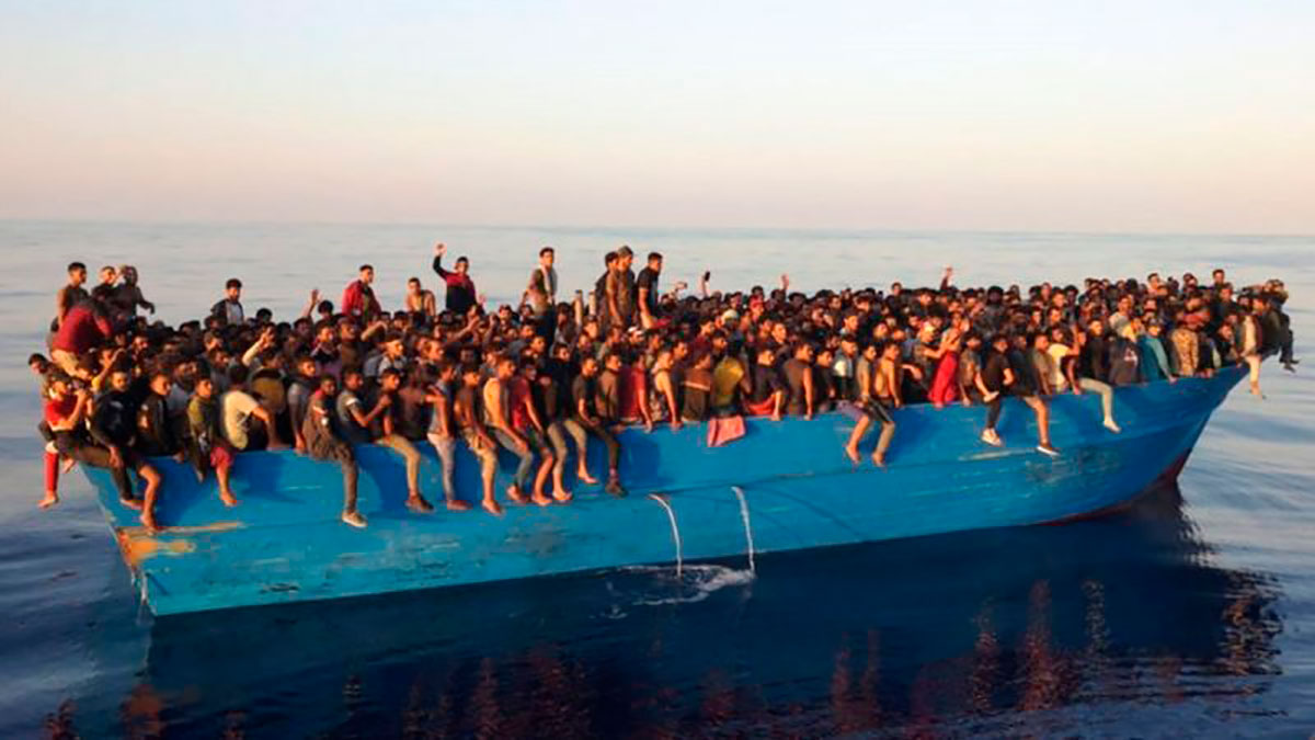 Migration to Europe: the shocking image of more than 500 people in a boat found near Italy