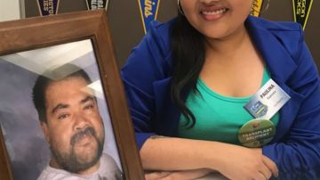 Paulina Guevara junto a la foto de su padre quien falleció en la espera de una donación de órgano. (Suministrada)