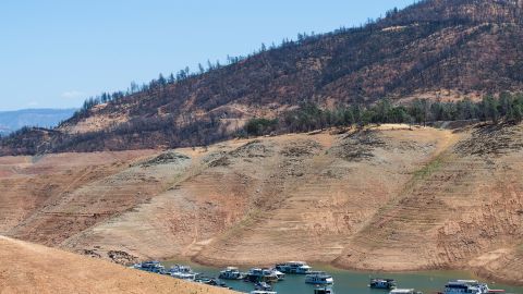 Se les acaba el agua a los botes en el lago Oroville en el condado Butte.