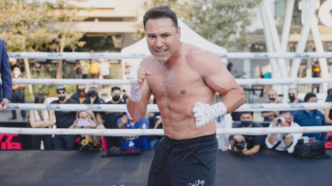 Óscar de la Hoya presumió su excelente forma física en el L.A. Live de Los Ángeles.